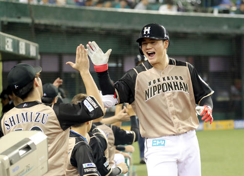 西武対日本ハム　6回表日本ハム1死一塁、右越え2点本塁打を放ちチームメートに出迎えられる清宮（撮影・佐藤翔太）