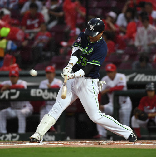 広島対ヤクルト　2回表ヤクルト無死、村上宗隆は中越えに先制のソロ本塁打を放つ（撮影・今浪浩三）