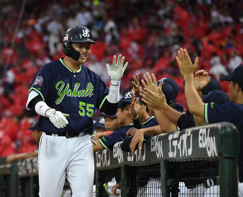 広島対ヤクルト　2回表ヤクルト無死、村上宗隆は中越えに先制のソロ本塁打を放ちナインに迎えられる（撮影・今浪浩三）