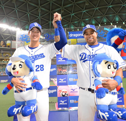 中日対巨人　試合終了、お立ち台でポーズを決めるヒーローの梅津（左）とビシエド（右）（撮影・森本幸一）