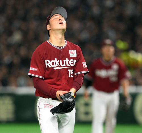 ロッテ対楽天　2回裏に同点に追いつかれた楽天美馬は天を仰ぐ（撮影・滝沢徹郎）