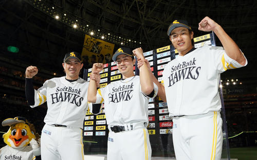 ソフトバンク対オリックス　笑顔を見せる左から内川聖一、和田毅、柳田悠岐（撮影・栗木一考）