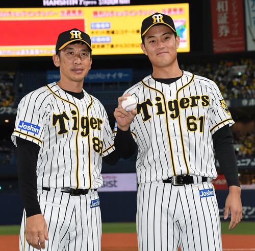 阪神対DeNA　初勝利をあげた望月（右）は矢野監督に祝福される（撮影・奥田泰也）