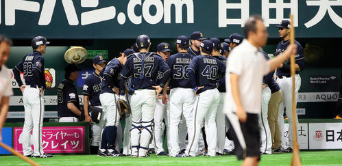 6回、攻撃前に円陣を組むオリックスナイン（撮影・栗木一考）