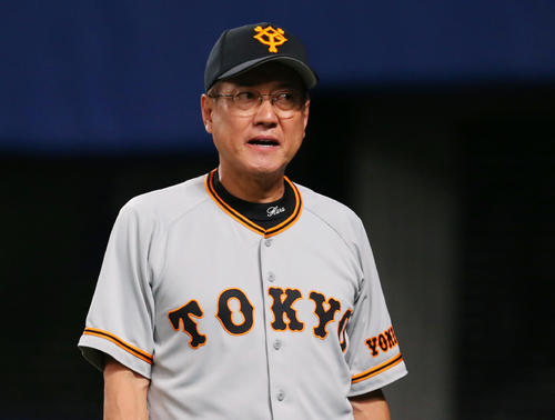 中日対巨人　6回裏中日、交代を告げる巨人原監督（撮影・垰建太）