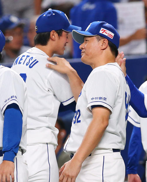 中日対巨人　巨人に勝利し2勝目を挙げた梅津（左）の肩をたたきねぎらう与田監督（撮影・垰建太）