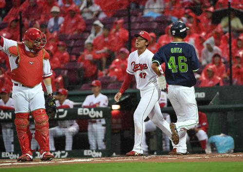 広島対ヤクルト　2回表ヤクルト2死満塁、先発の山口翔は山田哲人に2点適時打を浴びる（撮影・今浪浩三）