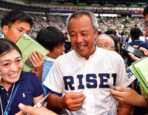 履正社対星稜　初優勝を飾りインタビューを受ける履正社・岡田監督（撮影・清水貴仁）