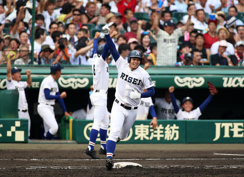 履正社対星稜　3回表履正社2死一、二塁、井上は左中間に逆転3点本塁打を放ちガッツポーズ（撮影・上山淳一）