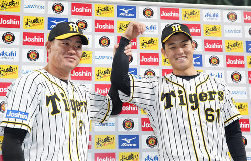 阪神対DeNA　お立ち台で笑顔を見せる望月惇志（右）と福留孝介（撮影・前田充）