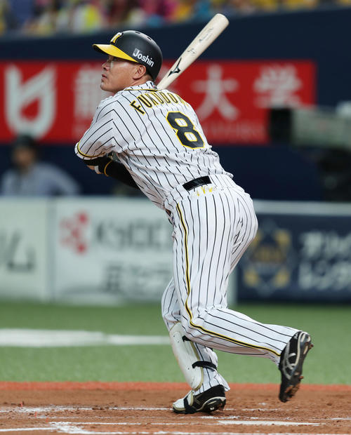 阪神対DeNA　3回裏阪神無死一塁、左越え2点本塁打を放つ福留孝介（撮影・前田充