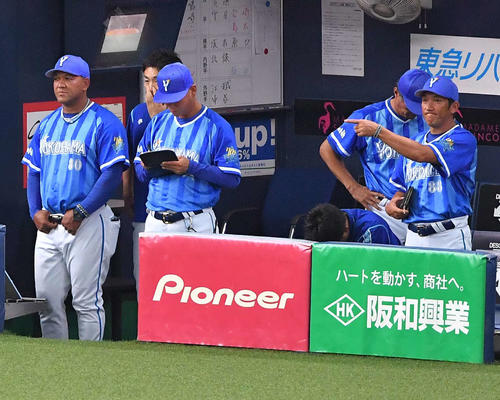 8回裏阪神無死二、三塁、高山に申告敬遠をするラミレス監督（左）（撮影・上田博志）