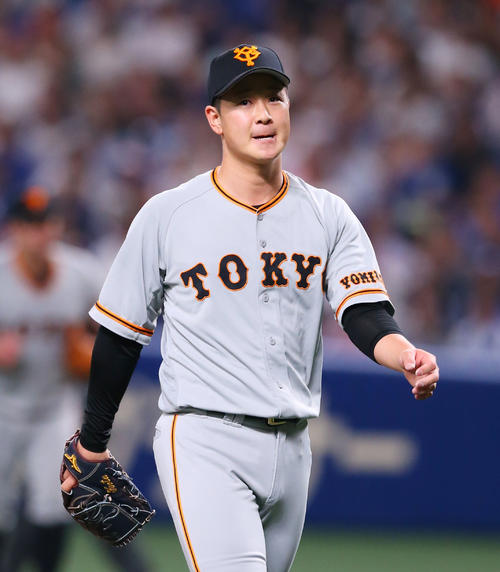 中日対巨人　6回裏中日2死、京田陽太を三振に仕留め引き揚げる中川（撮影・垰建太）