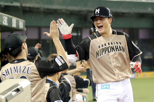 西武対日本ハム　6回表日本ハム1死一塁、右越え2点本塁打を放ちチームメートに出迎えられる清宮（撮影・佐藤翔太）