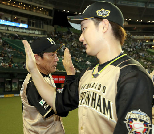 西武対日本ハム　試合終了後、日本ハム渡辺（右手前）を出迎える栗山監督（撮影・佐藤翔太）