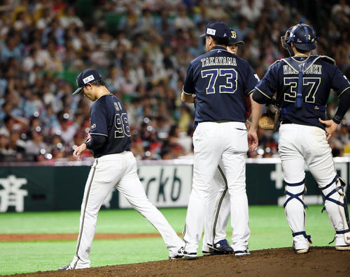 ソフトバンク対オリックス　5回裏ソフトバンク2死二塁、降板する張奕（左）（撮影・栗木一考）