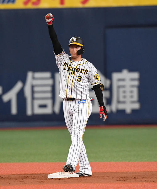 8回裏阪神無死一、二塁、大山は中越え適時二塁打を放ちガッツポーズ（撮影・奥田泰也）