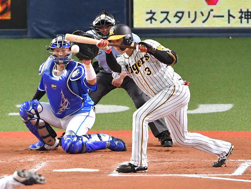 6回裏阪神無死一、二塁、捕前犠打を決める大山（撮影・上田博志）