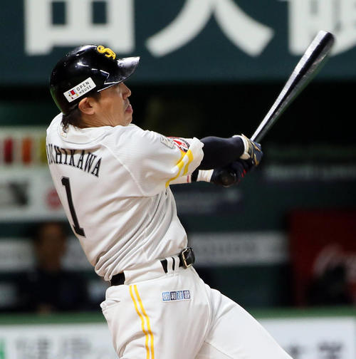5回裏ソフトバンク2死一、二塁、内川は中越えに逆転2点適時二塁打を放つ（撮影・栗木一考）