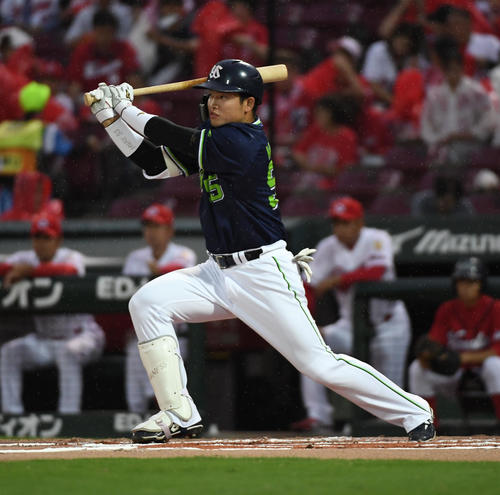 広島対ヤクルト　2回表ヤクルト無死、村上は中越えに先制のソロ本塁打を放つ（撮影・今浪浩三）