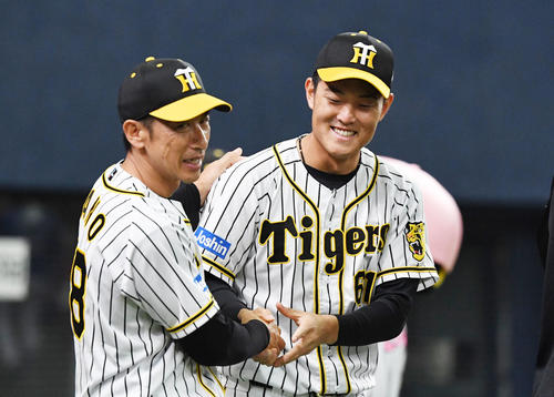 阪神対DeNA　初勝利をあげた望月（右）は矢野監督と握手をする（撮影・奥田泰也）