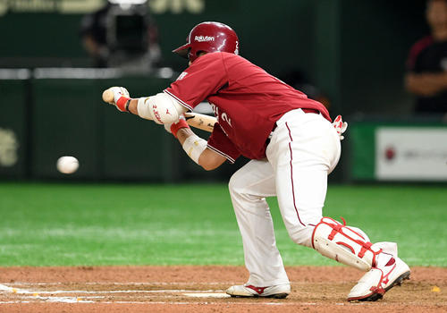 ロッテ対楽天　10回表楽天1死一、三塁、太田はセーフティスクイズを決め勝ち越しに成功する（撮影・滝沢徹郎）