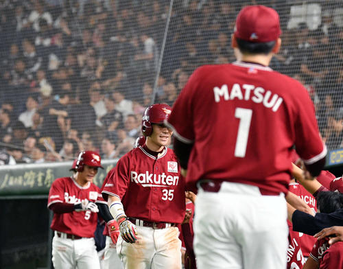 ロッテ対楽天　10回表楽天2死一、二塁、右越え3点本塁打を放った島内（中央）は生還しナインとタッチを交わす（撮影・滝沢徹郎）