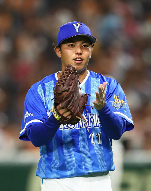 巨人対DeNA　4回裏巨人2死一塁、DeNA東は岡本を三ゴロに仕留めグラブをたたく（撮影・足立雅史）