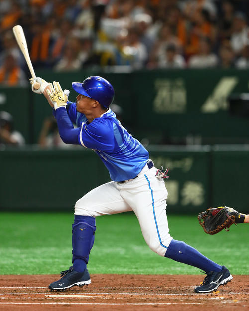 巨人対DeNA　2回表DeNA2死三塁、右越え2点本塁打を放つ梶谷（撮影・足立雅史）