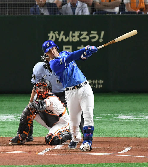巨人対DeNA　1回表DeNA2死一、二塁、ソトは左越え3点本塁打を放つ。投手桜井（撮影・山崎安昭）
