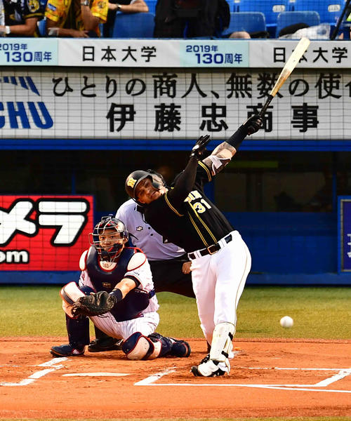 ヤクルト対阪神　1回表阪神2死一塁、マルテは先制の左適時二塁打を放つ。捕手中村（撮影・小沢裕）