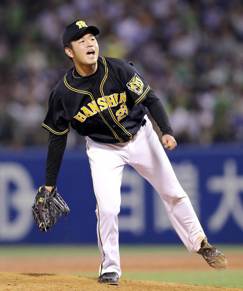 5回裏ヤクルト1死二、三塁、雄平に投げ込み雄たけびを上げる高橋遥（撮影・前田充）