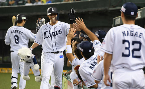 西武対楽天　4回裏西武無死一塁、中越え2点本塁打を放った木村はナインと笑顔でハイタッチ（撮影・鈴木みどり）