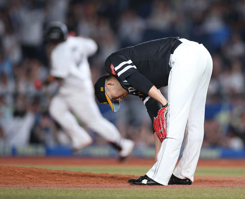 ロッテ対ソフトバンク　8回裏ロッテ1死二塁、井上に2点本塁打を浴びた千賀（撮影・中島郁夫）