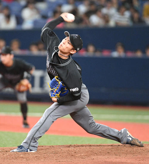 日本ハム打線相手に力投するオリックス山岡泰輔（撮影・渦原淳）