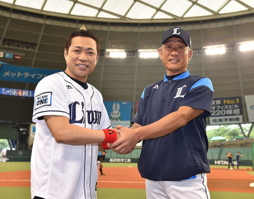試合前、握手を交わす西武辻監督（右）とはなわ（撮影・鈴木みどり）