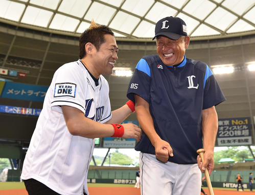 試合前、談笑する西武辻監督（右）とはなわ（撮影・鈴木みどり）