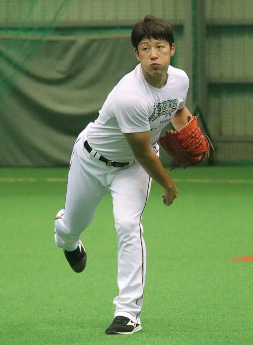 室内練習場でキャッチボールをする日本ハム吉田輝（撮影・山崎純一）