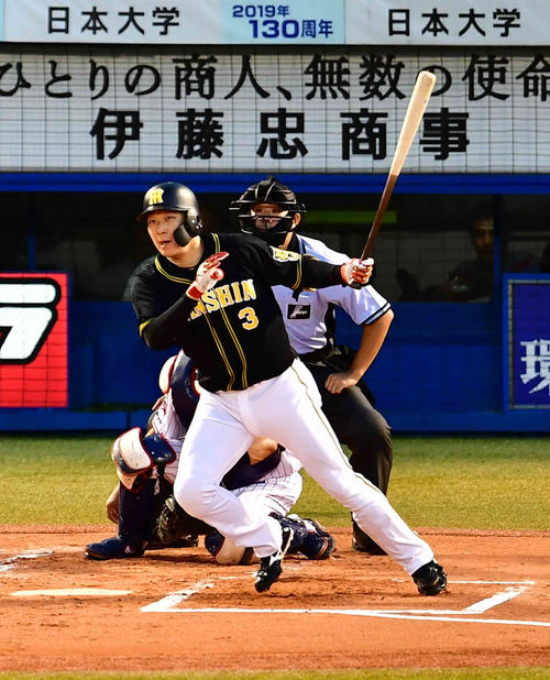 ヤクルト対阪神　1回表阪神2死二塁、大山は右適時二塁打を放つ（撮影・小沢裕）