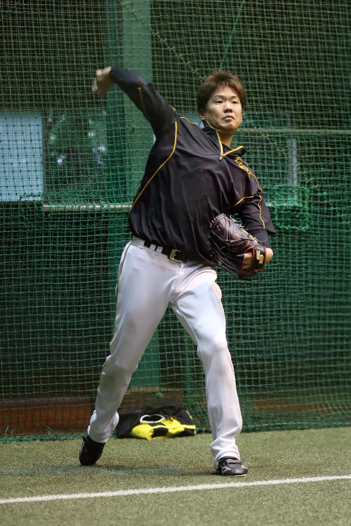 ヤクルト対阪神　室内練習場で汗を流す阪神西勇輝（撮影・前田充）