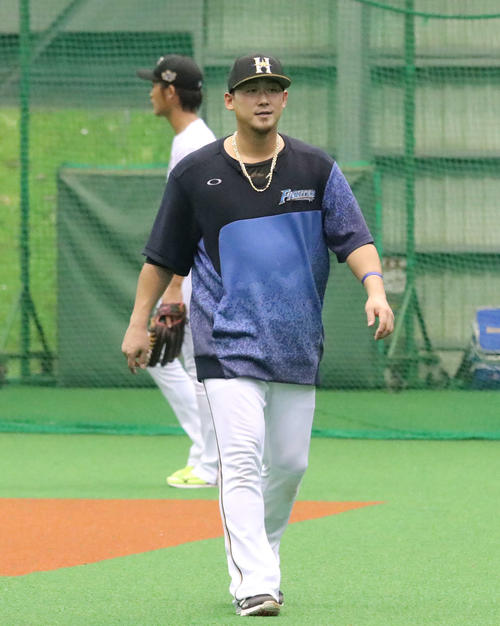 室内練習場で体を動かす日本ハム中田（撮影・山崎純一）