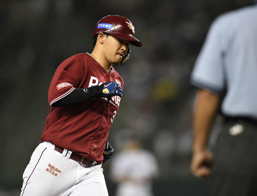 西武対楽天　3回表楽天1死一、二塁、右越え3点本塁打を放つ浅村（撮影・鈴木みどり）