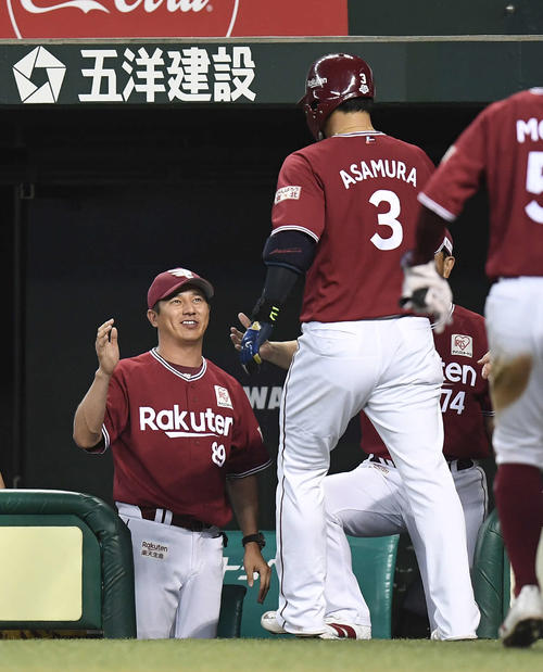 西武対楽天　3回表楽天1死一、二塁、右越え3点本塁打を放った浅村（右）を笑顔で迎える平石監督（撮影・鈴木みどり）