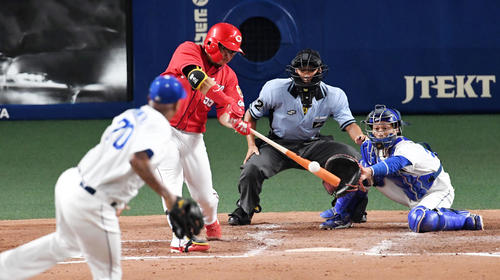 中日対広島　3回表広島2死二塁、松山は先制の中前適時打を放つ。投手ロメロ（撮影・前岡正明）