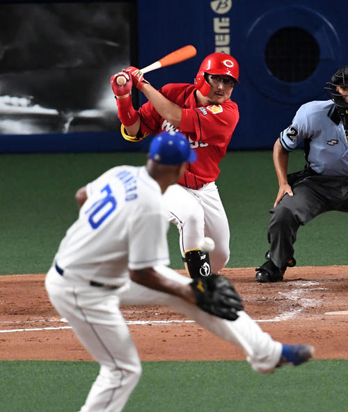 中日対広島　3回表広島2死二塁、松山は先制の中前適時打を放つ。投手ロメロ（撮影・前岡正明）