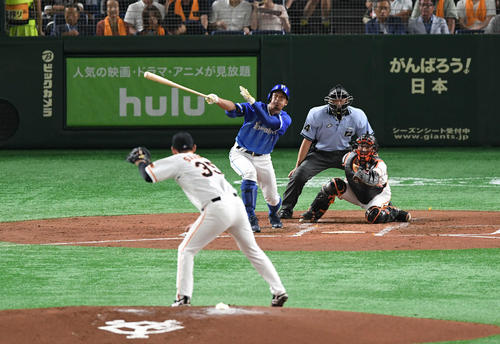 巨人対DeNA　2回表DeNA2死三塁、梶谷は右越え2点本塁打を放つ。投手桜井（撮影・山崎安昭）