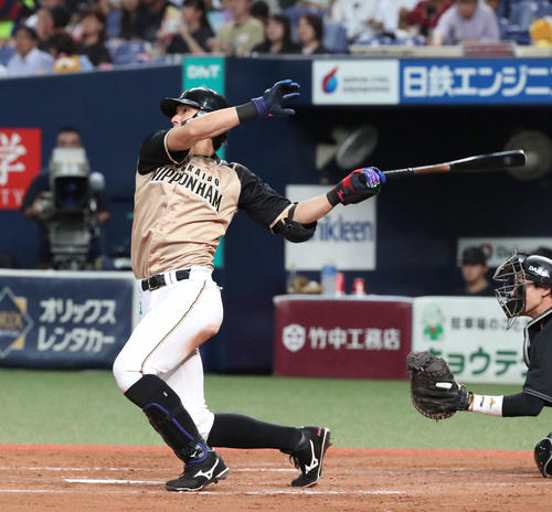 左越え本塁打を放つ日本ハム大田泰示（撮影・白石智彦）