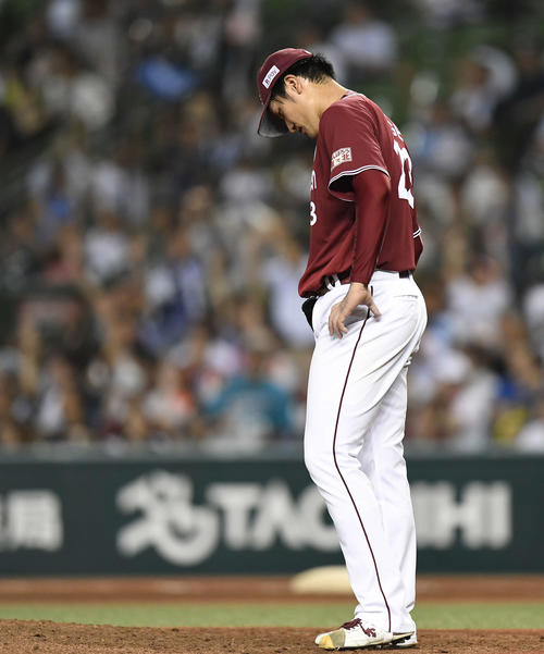 西武対楽天　4回裏西武無死一塁、木村に中越え2点本塁打を浴び、肩を落とす弓削（撮影・鈴木みどり）