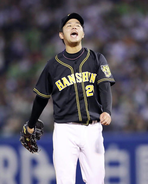 5回裏ヤクルト2死二、三塁、村上を空振り三振に仕留め、雄たけびを上げる高橋遥（撮影・前田充）
