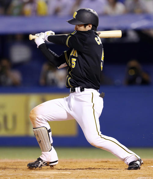 ヤクルト対阪神　8回表阪神無死、右前打を放つ近本（撮影・前田充）